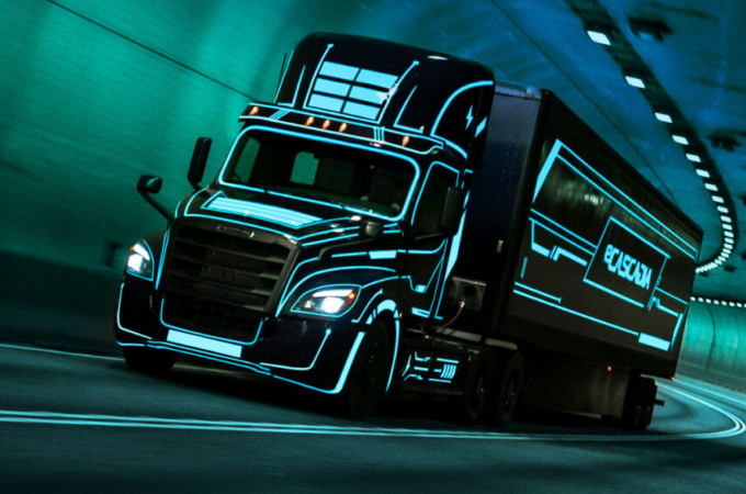 Daimler Truck unveils series production Freightliner eCascadia at ACT Expo