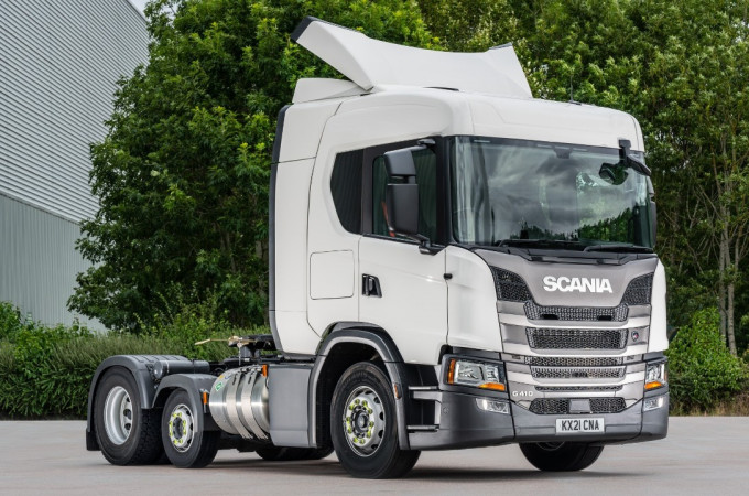 Scania launches three-axle LNG tractor unit for the UK