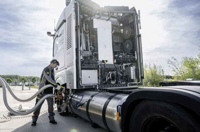 Daimler Truck begins testing fuel-cell truck with liquid hydrogen