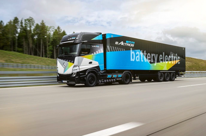 Daimler Truck unveils long-haul electric truck with 500-kilometre range at IAA