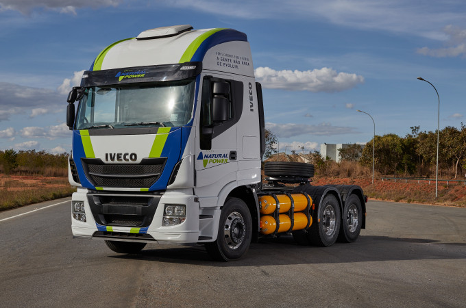First tailored Iveco Hi-Way gas-powered trucks hit Brazil’s roads as part of industry-government initiative