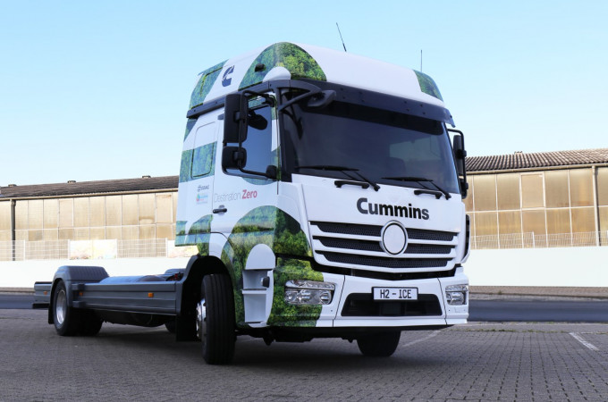 Cummins displays new hydrogen B6.7H engine in proof-of-concept Mercedes-Benz Atego truck at IAA