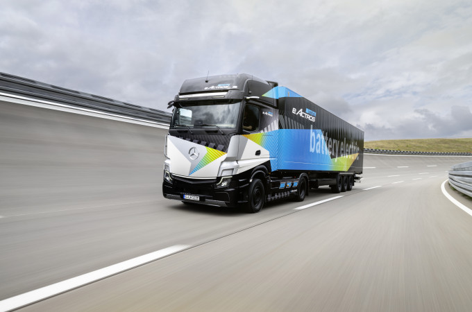 Major order for the new battery-electric Mercedes-Benz Long Haul eActros truck