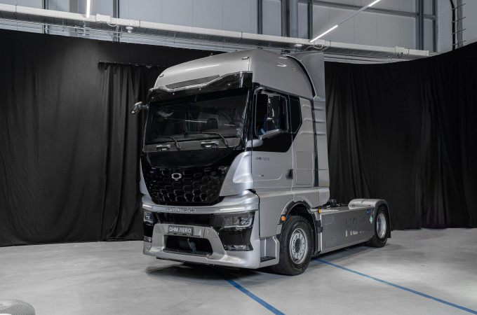 Quantron showcases QHM FCEV Aero at company press day