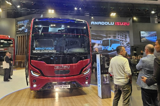 Anadolu Isuzu premieres Novo Volt electric midi-coach at Busworld