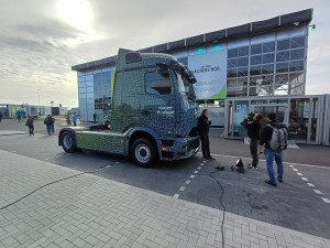Daimler launches new eActros 600 long haul tractor unit in Hamburg