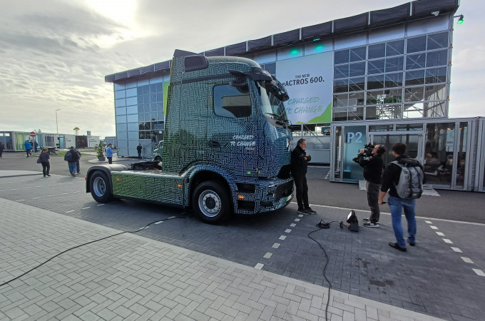 Daimler launches new eActros 600 long haul tractor unit in Hamburg