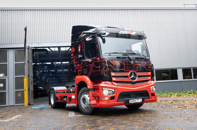 Daimler delivers first eActros 300 trucks to German logistics company