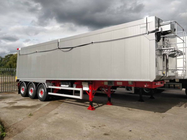 Fruehauf delivers six advanced Stepframe Smoothsider tipping trailers to UK haulage firm