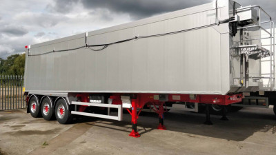 Fruehauf delivers six advanced Stepframe Smoothsider tipping trailers to UK haulage firm