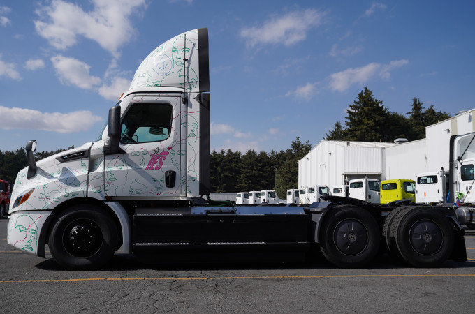 Daimler Truck North America delivers the first Freightliner eCascadia to Mexico