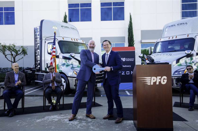 Hyzon delivers first heavy-duty FCEVs