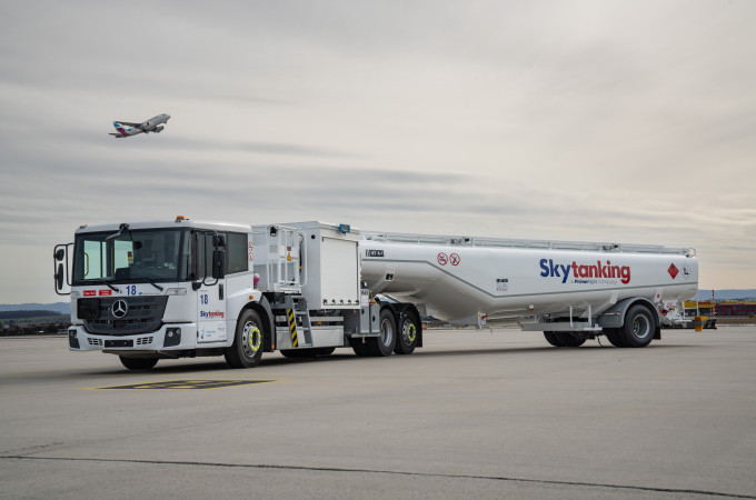 Mercedes-Benz delivers first refuelling eEconic tractor to Stuttgart airport