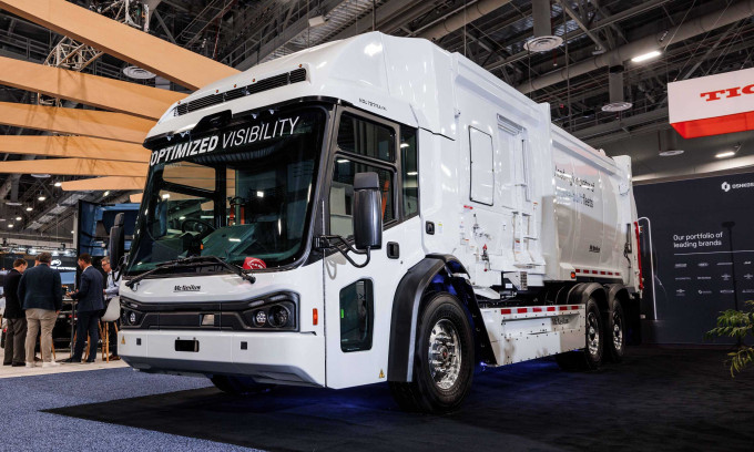 ACT Expo 2024: Oshkosh presents two electric vehicles and prototype power distribution unit