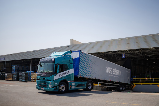 Volvo begins supply chain logistics with electric trucks in Brazil