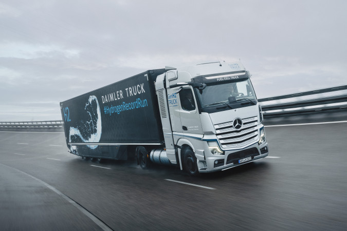 Daimler Truck receives EUR 226 million in government funding to develop 100 hydrogen-powered trucks