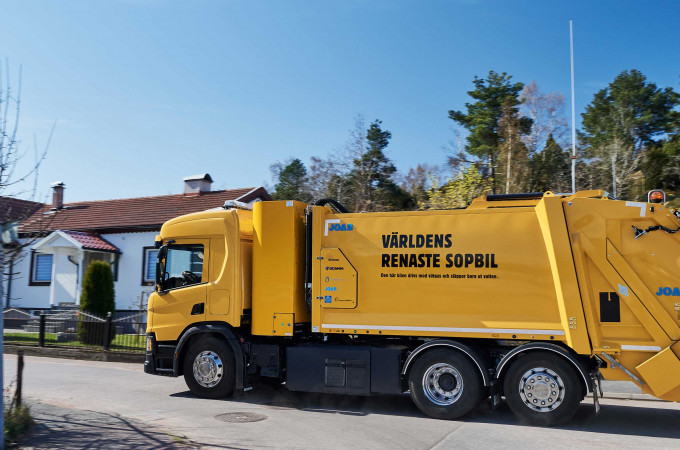 Sweden puts its first hydrogen-fuelled waste collection truck into service