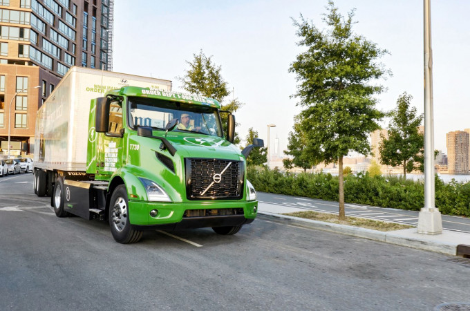 Volvo Trucks makes delivery of its first new electric truck model
