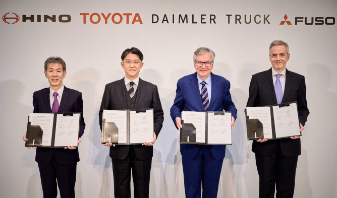 Hino and Fuso resume merger talks