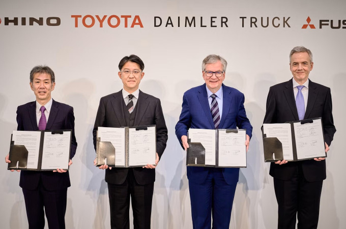 Hino and Fuso resume merger talks