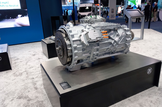 ACT Expo 2025: ZF premieres new air compressor and debuts Traxon 2 Hybrid in NA market