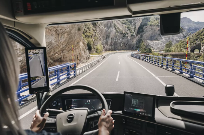 Volvo upgrades dynamic steering to respond to truck tyre blowouts